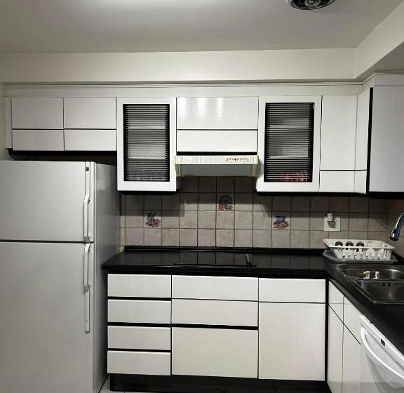 Пансион Premium Home With Garden View, Private Parking