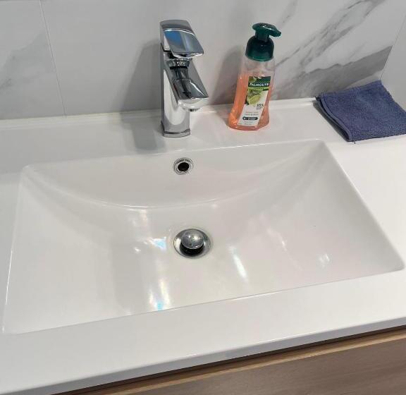 ペンション Sunny Self Checkin Studio With Private Entry& Ensuite&heat Pump