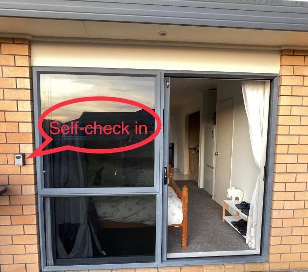 ペンション Sunny Self Checkin Studio With Private Entry& Ensuite&heat Pump