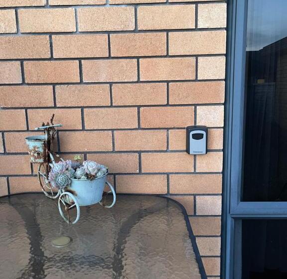 ペンション Sunny Self Checkin Studio With Private Entry& Ensuite&heat Pump