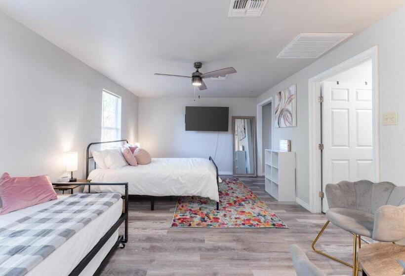 بنسيون Winter Discounts Pink Studio, Central Location