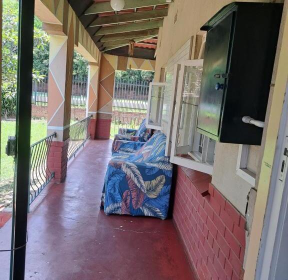 فندق صغير Pmb Backpackers Lodge