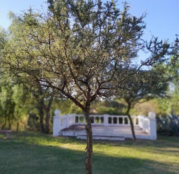 فندق صغير Posada En Las Tapias Translasierras