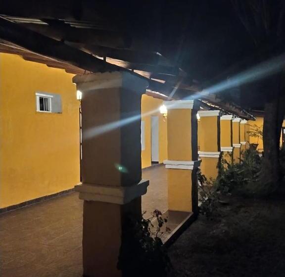 فندق صغير Posada En Las Tapias Translasierras