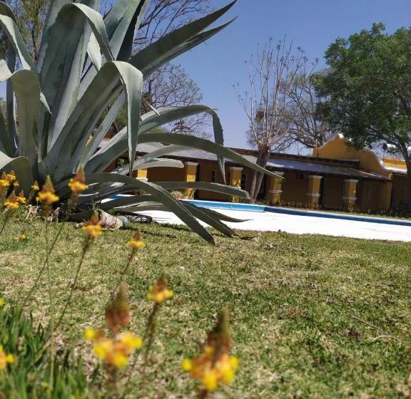 فندق صغير Posada En Las Tapias Translasierras