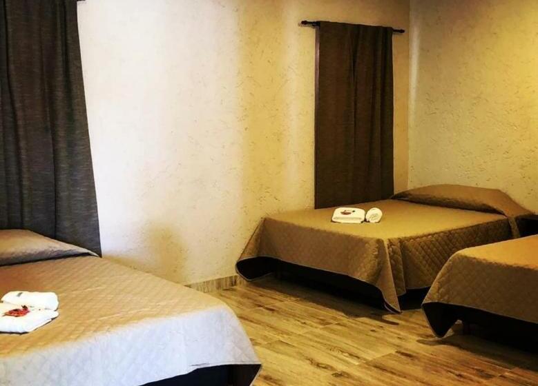 فندق صغير Posada En Las Tapias Translasierras