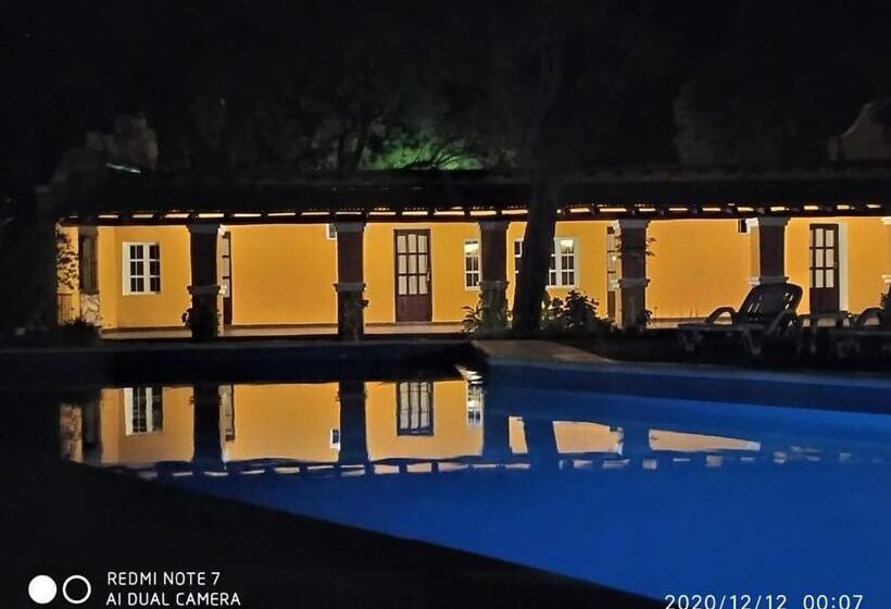 فندق صغير Posada En Las Tapias Translasierras