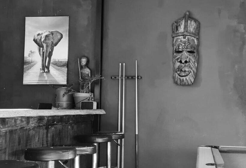 هاستل Uthando Backpackers Lodge