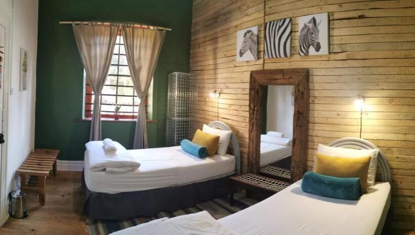 هاستل Uthando Backpackers Lodge