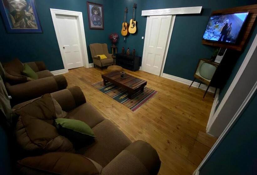 هاستل Uthando Backpackers Lodge