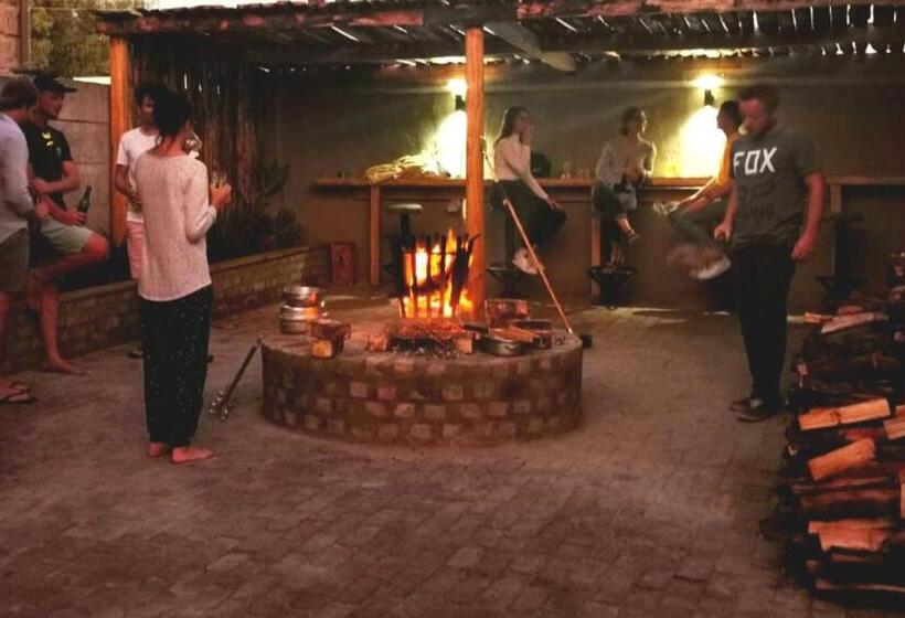 هاستل Uthando Backpackers Lodge