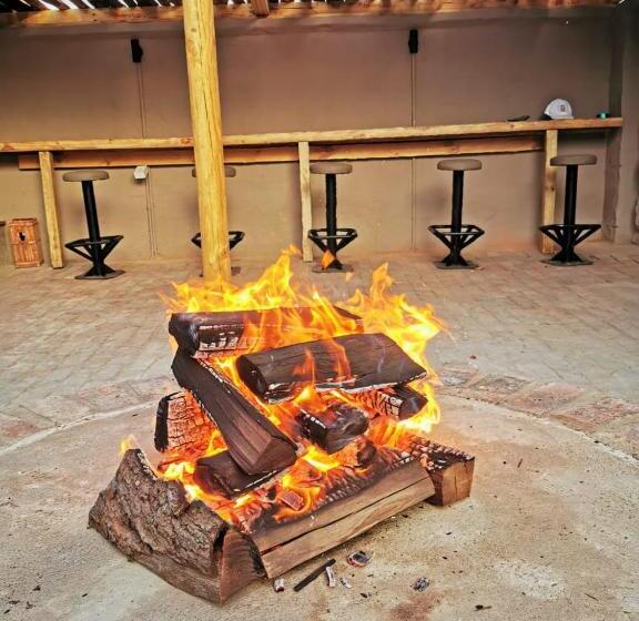 هاستل Uthando Backpackers Lodge