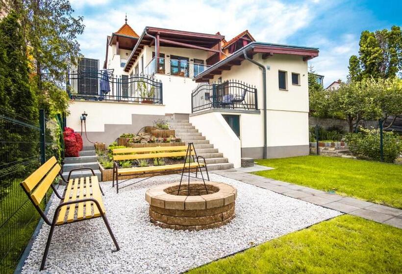 تختخواب و صبحانه Kiss Henézi Guest House