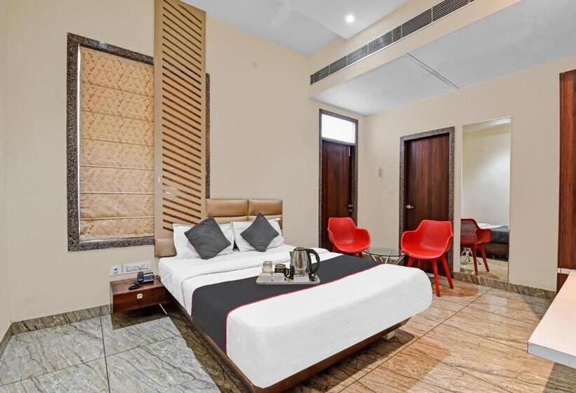 Collection O 70296 Hotel Sarover