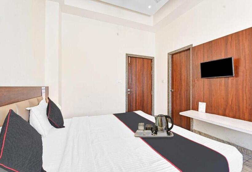 Collection O 70296 Hotel Sarover