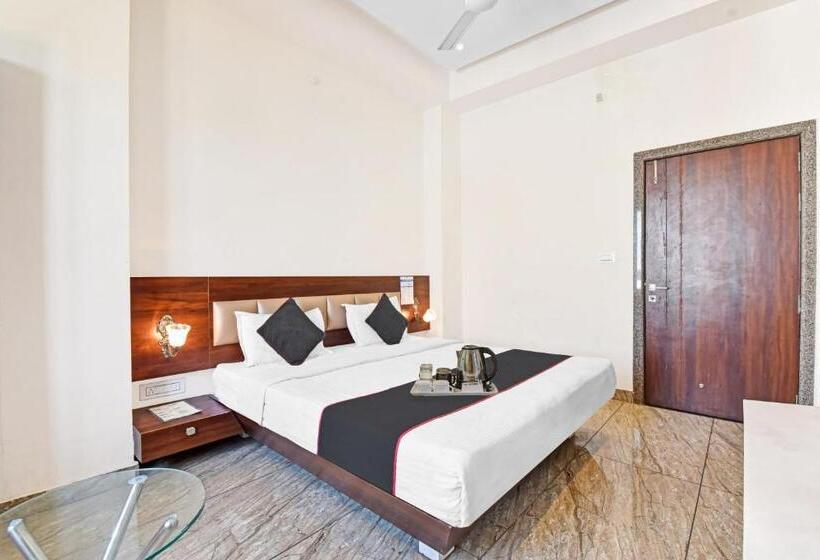 Collection O 70296 Hotel Sarover