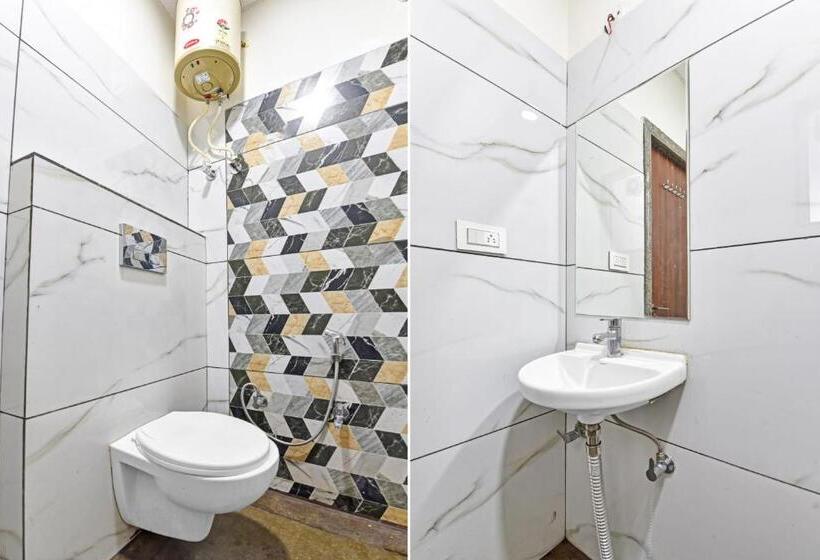 Collection O 70296 Hotel Sarover