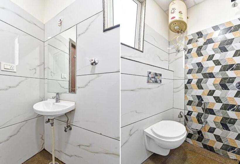 Collection O 70296 Hotel Sarover