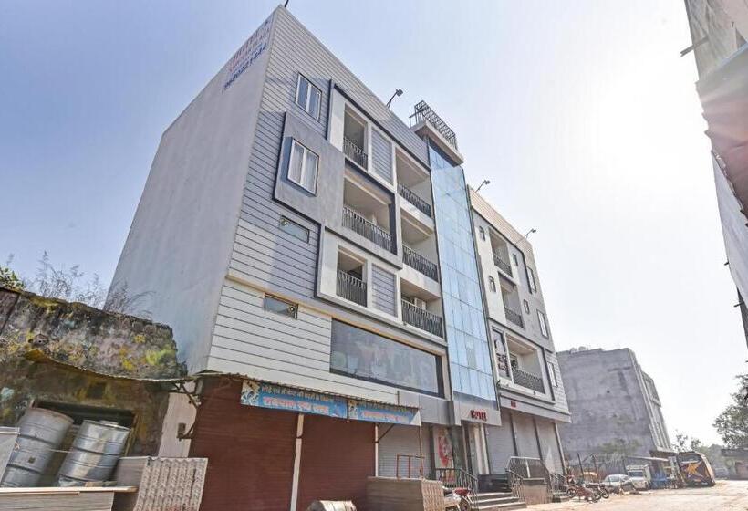 Collection O 70296 Hotel Sarover