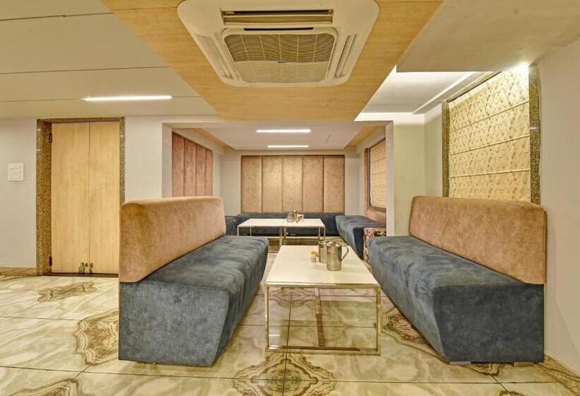 Collection O 70296 Hotel Sarover