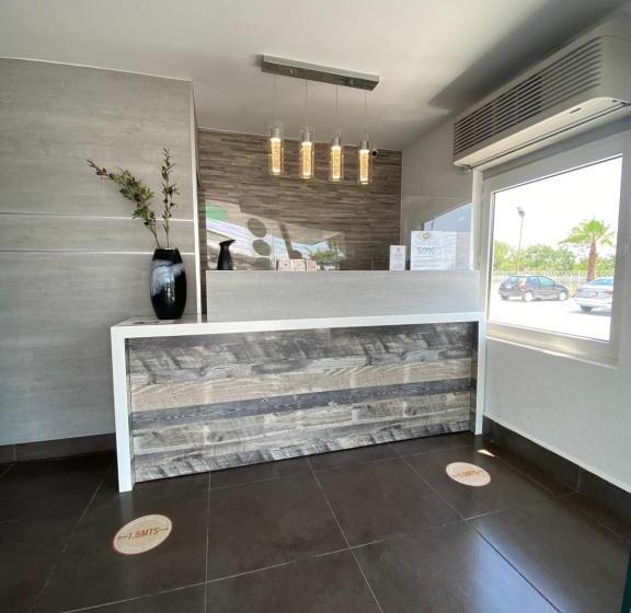 Отель Hi! Monterrey Aeropuerto