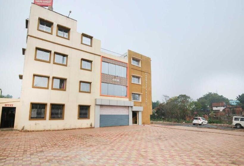 Отель Spot On Yamuna Banquet & Resort