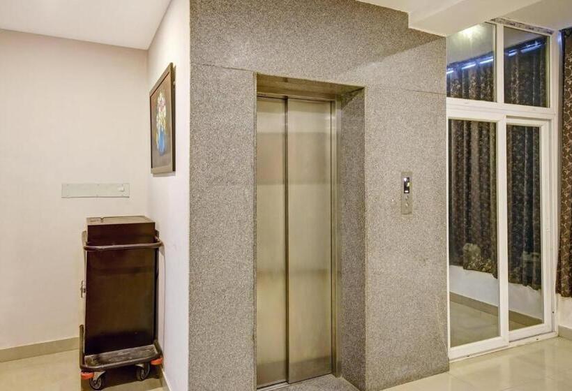 Отель Townhouse Oak Passport Inn