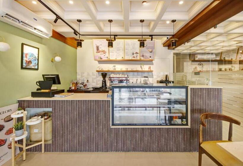 Отель Townhouse Oak Passport Inn