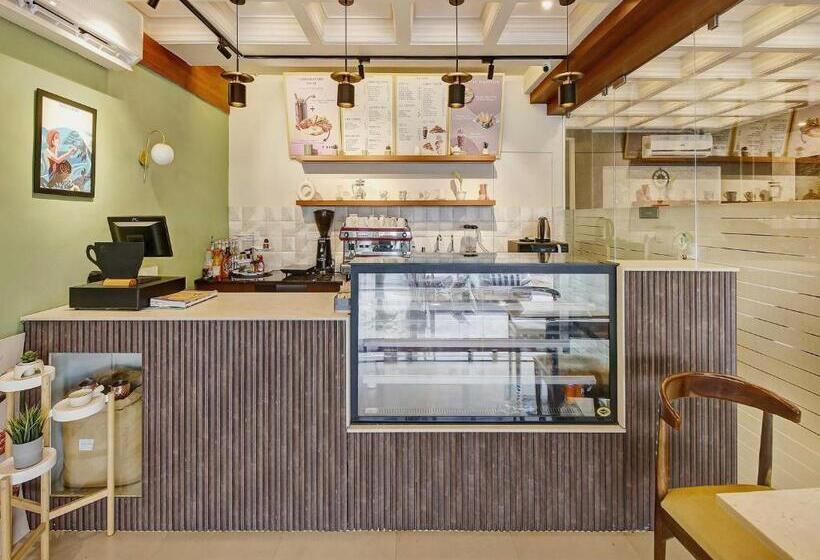 Отель Townhouse Oak Passport Inn