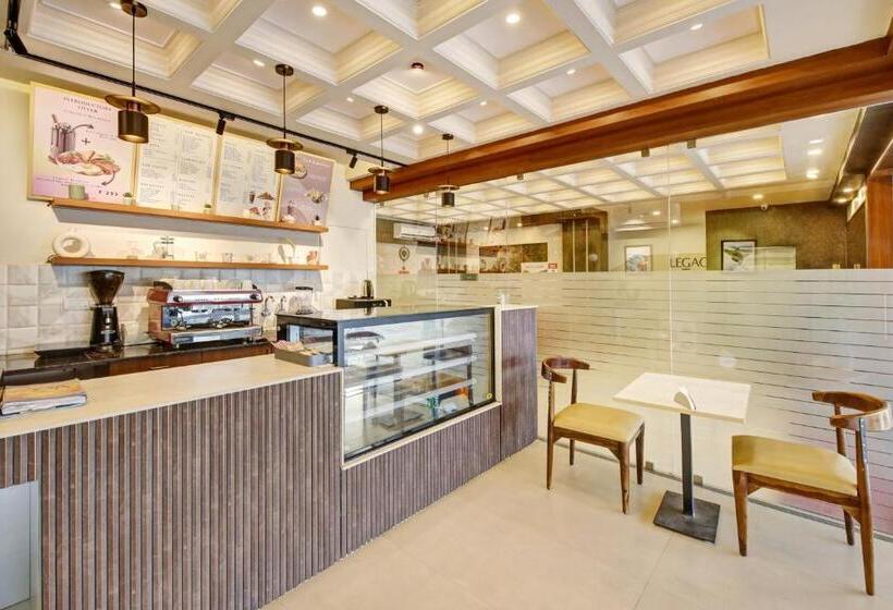 Отель Townhouse Oak Passport Inn