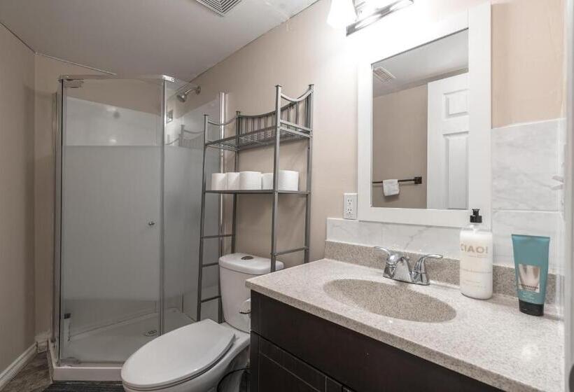 פנסיון A Home By Chinook Mall And Heritage Park