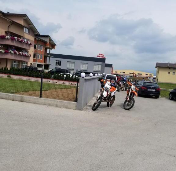 پانسیون Apartmani Kadunić