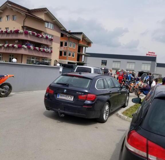 پانسیون Apartmani Kadunić