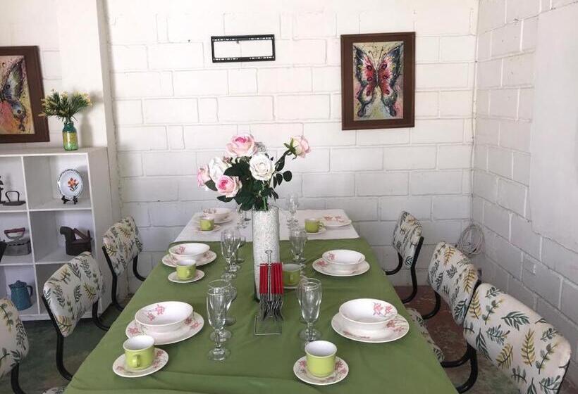 ペンション Casa Universitaria El Trebol