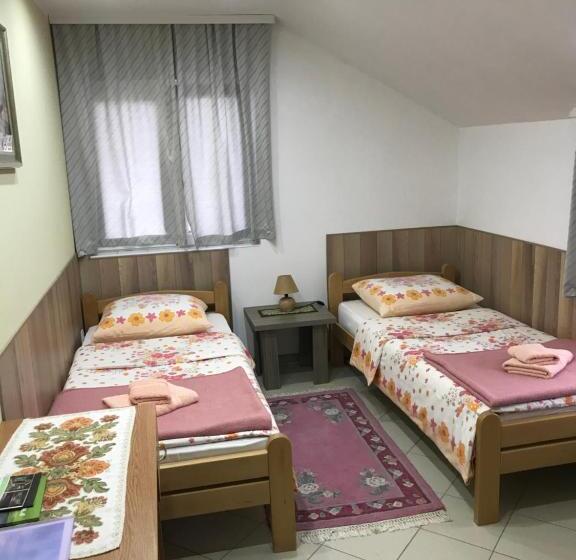 پانسیون Guesthouse Rebel