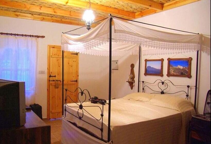 ペンション Nitovikla Hotel & Cave Restaurant & Pool An Authentic Local Experience !