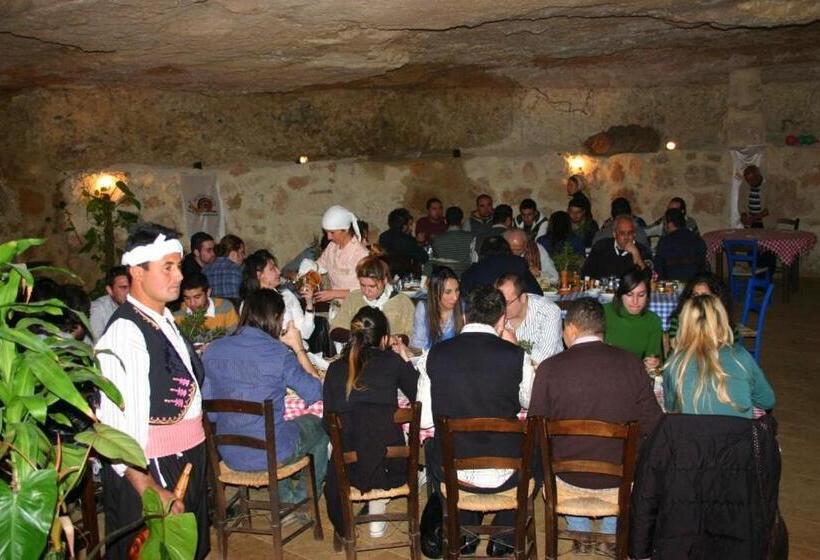 ペンション Nitovikla Hotel & Cave Restaurant & Pool An Authentic Local Experience !