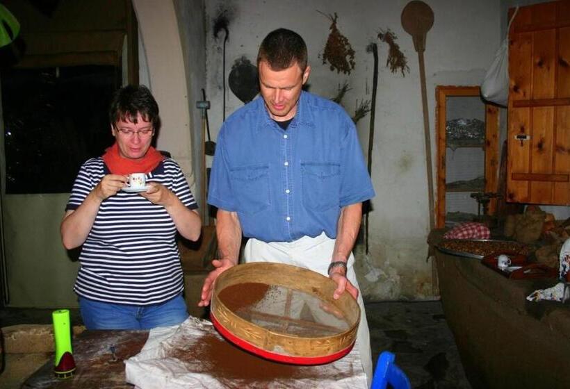 ペンション Nitovikla Hotel & Cave Restaurant & Pool An Authentic Local Experience !