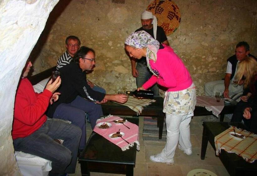 ペンション Nitovikla Hotel & Cave Restaurant & Pool An Authentic Local Experience !