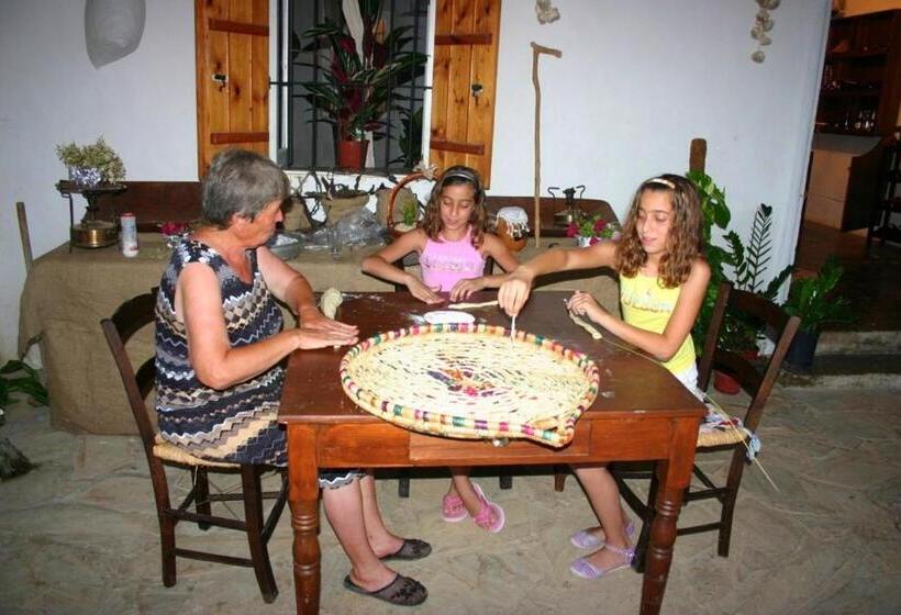 ペンション Nitovikla Hotel & Cave Restaurant & Pool An Authentic Local Experience !