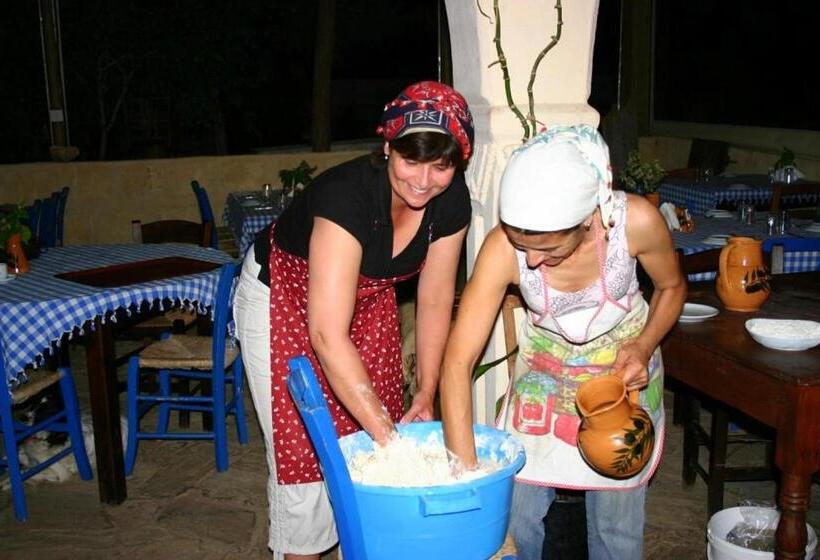 ペンション Nitovikla Hotel & Cave Restaurant & Pool An Authentic Local Experience !