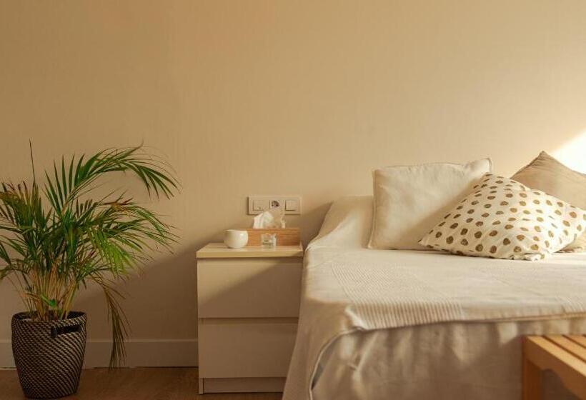 פנסיון Only Women Guest House   Villa De La Comunidad Internacional De La Mujer