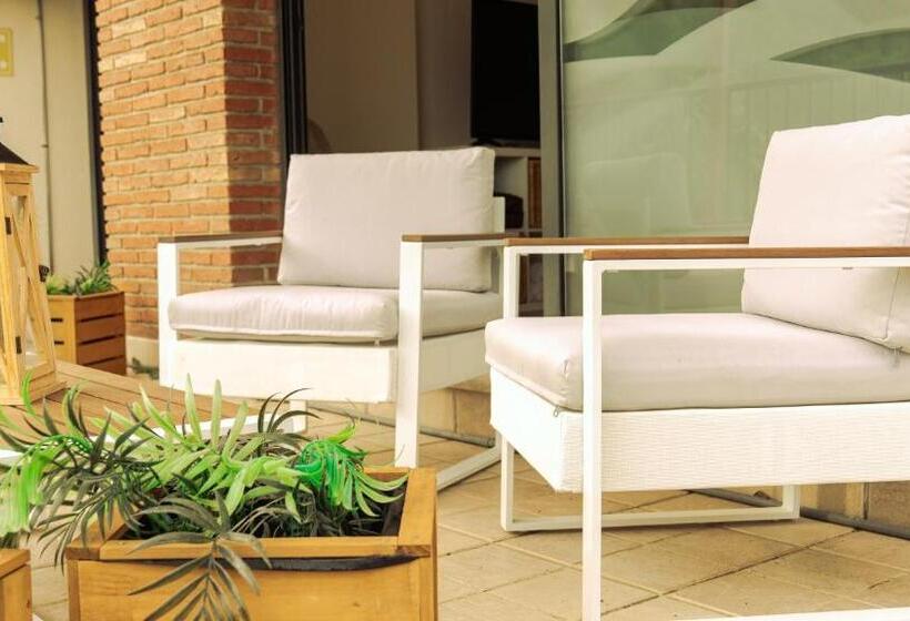 פנסיון Only Women Guest House   Villa De La Comunidad Internacional De La Mujer