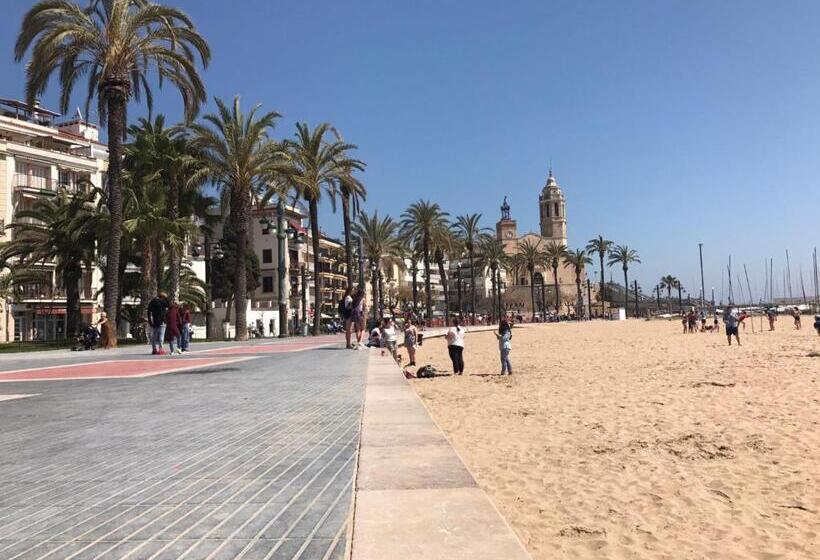 פנסיון Only Women Guest House   Villa De La Comunidad Internacional De La Mujer