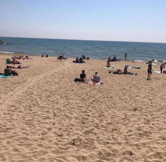 פנסיון Only Women Guest House   Villa De La Comunidad Internacional De La Mujer