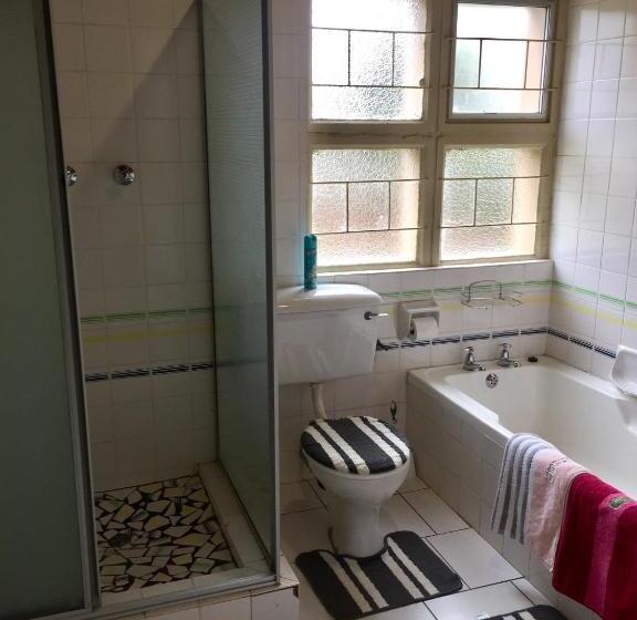 פנסיון Summer Vintage Home In Gonubie   Just A Walk To The Beach!