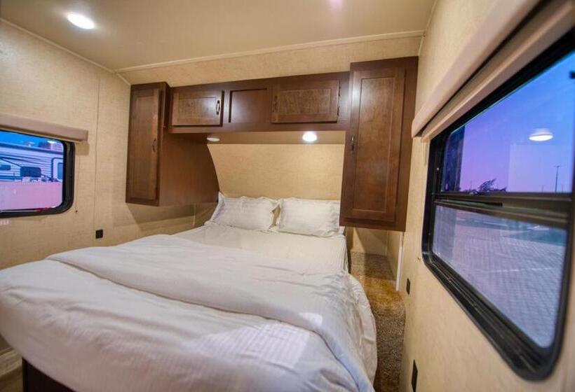 منتجع شاطئ الورد