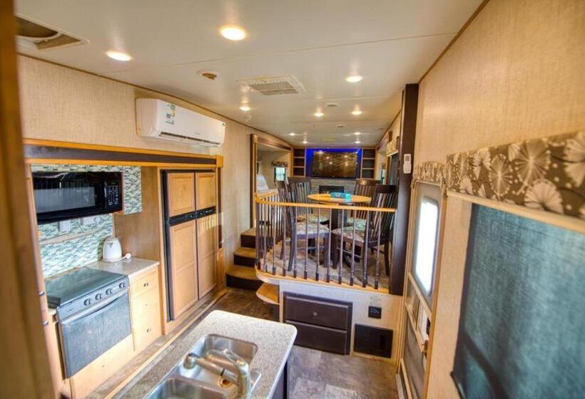 منتجع شاطئ الورد