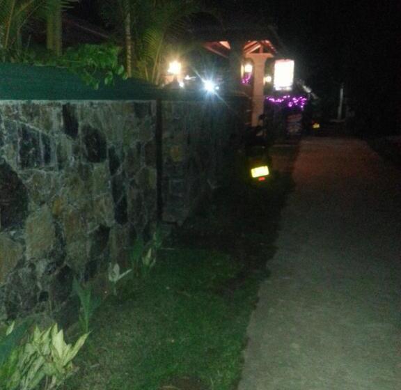 호스텔 Shantha Surf Villa