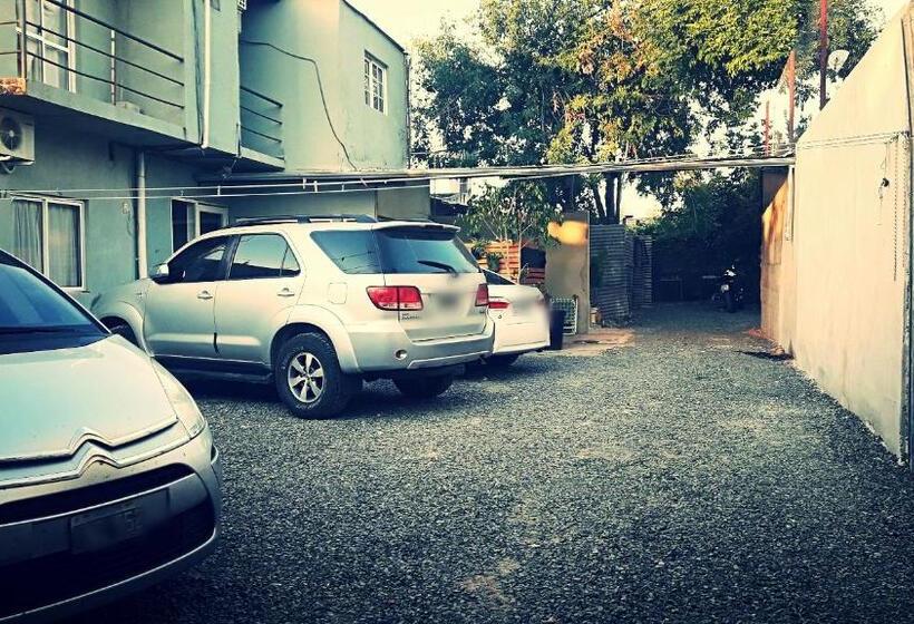 تختخواب و صبحانه Are Pora